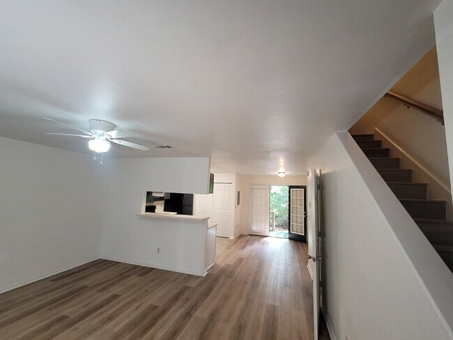 Foto del edificio - 2182 Timberwood Cir S