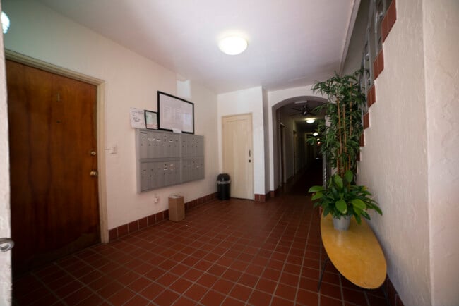 Building Photo - 200 Collins Ave