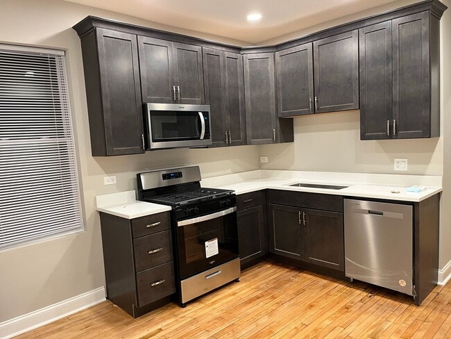 Foto del edificio - Albany Park rehabbed 2 bedroom close to Metra station.