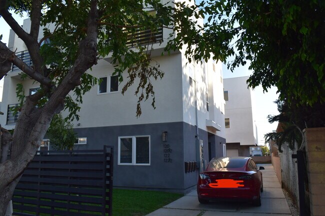 Building Photo - 120 E 29th St