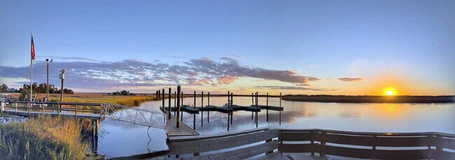 Building Photo - Waterfront Community in Richmond Hill!