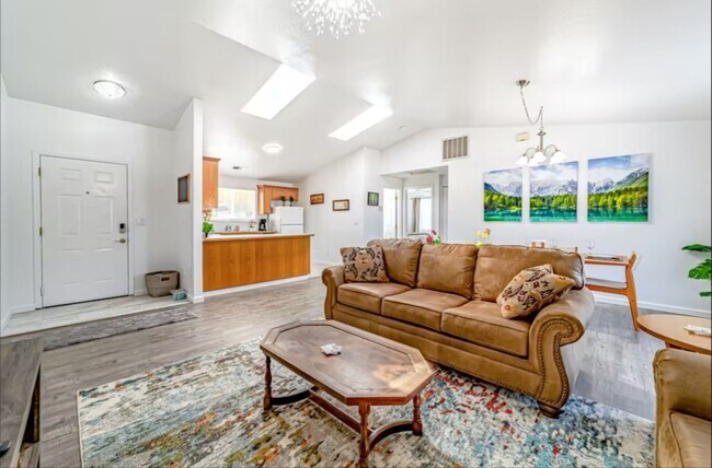 Foto del edificio - Fully Furnished House in Eureka