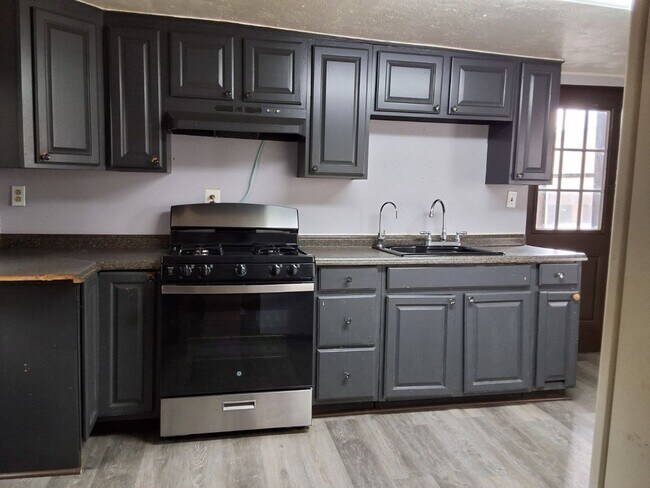 Building Photo - 119 Thompson St