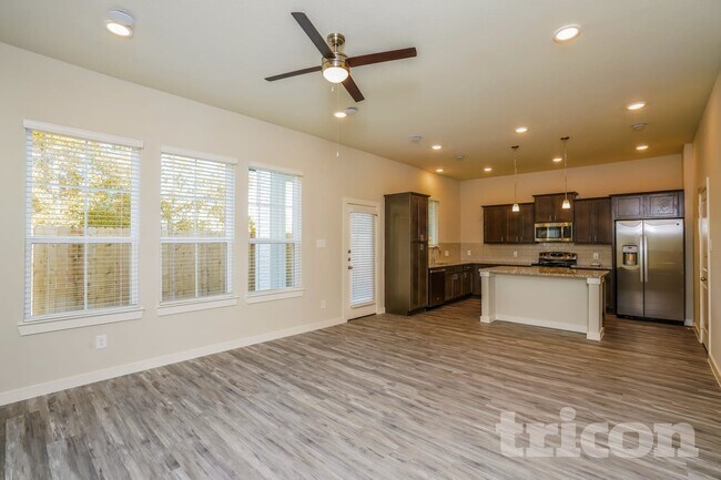 Foto del edificio - 9835 Willow Creek Commerce Dr