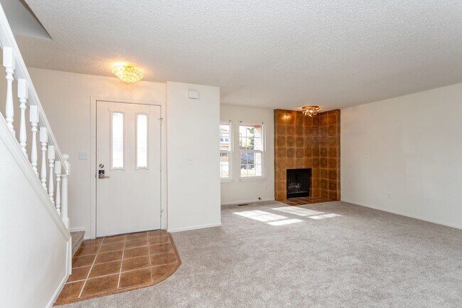 Building Photo - Beautifully Maintained Townhome with Fantastic Amenities