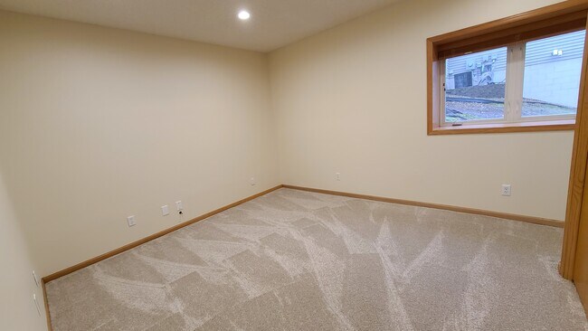 Dormitorio 1 de 2 en el sótano - 1480 Violet Ln