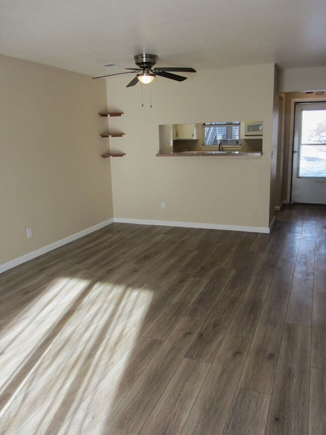 Building Photo - Lovely 2 Bedroom, 1 Bathroom Condo in Cast...