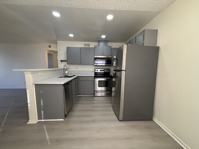 Foto del edificio - Updated Downstairs 2 Bed | 1 Bath Apartment – Move-In Ready
