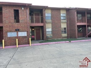 Building Photo - 1912 SW D Ave