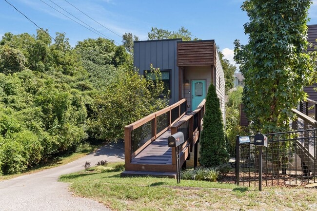 Building Photo - 4 Bedroom/ 2.5 Bath Home in East Nashville...
