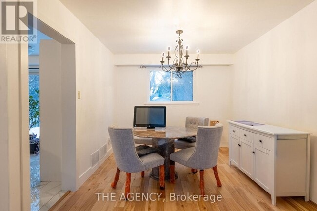 Photo du bâtiment - 65 Cloverdale Dr