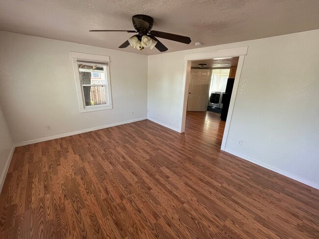 Foto del edificio - 2 Bed /1 Bath Home with Large Backyard and Great Location