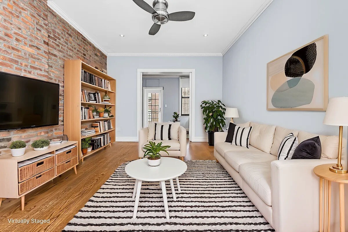 Foto principal - 219 E 23rd St