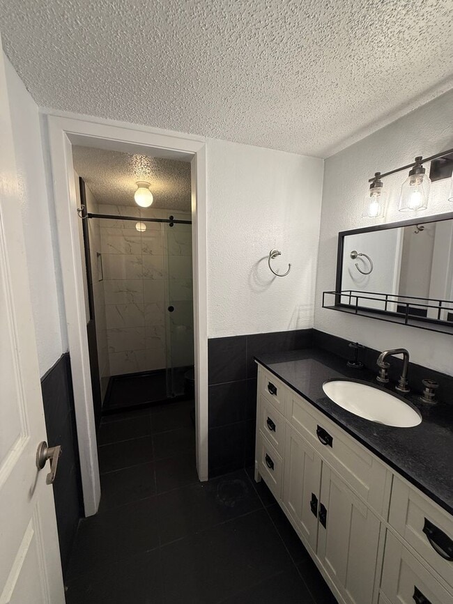 Foto del edificio - Spacious townhome in a private community