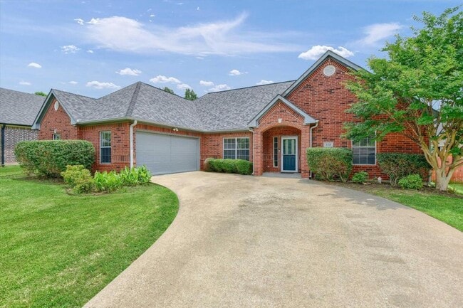 Foto del edificio - 629 Clay Ln