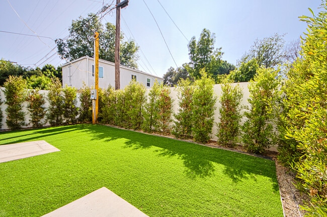 Building Photo - 5235 Satsuma Ave