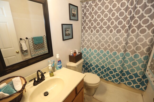 Foto del edificio - Available -Spacious 2 Car Garaged Townhome...