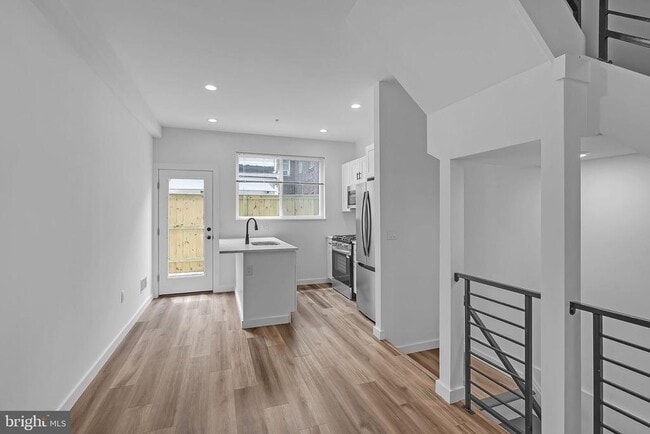 Building Photo - 1526 W Seybert St