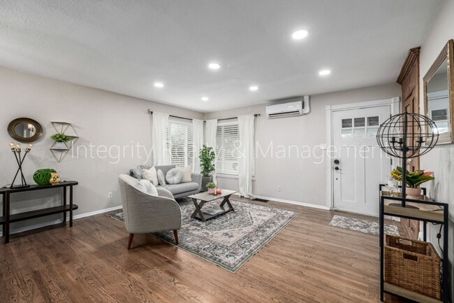 Photo - 3200 S Grape St House