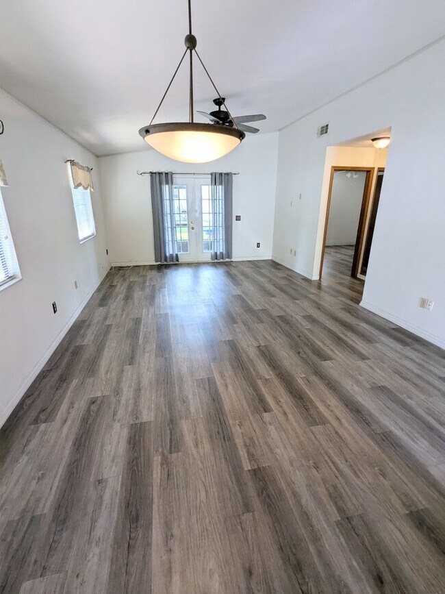 Building Photo - 1206 Deer Springs Rd