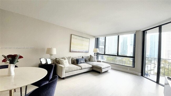 Foto del edificio - 520 Brickell Key Dr