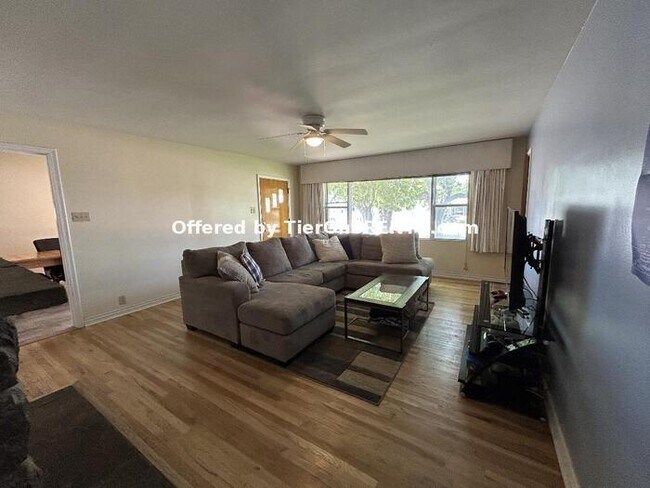 Building Photo - Charming 3 bed/2 bath home in a great loca...
