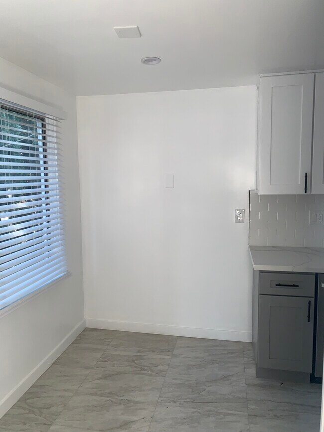 Building Photo - 726 W Glenoaks Blvd