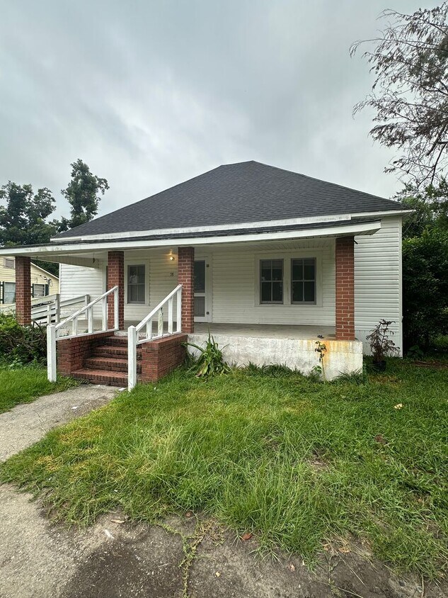 Foto principal - 3 Bed/2 Bath House - Under Reno