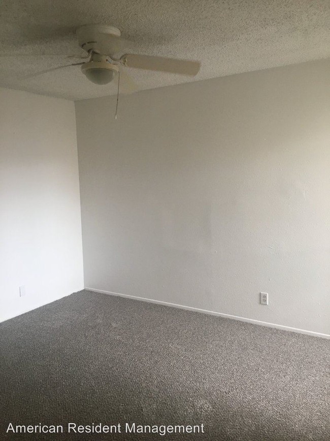 Building Photo - 2 br, 1.5 bath House - 1415 Loma Alto #2