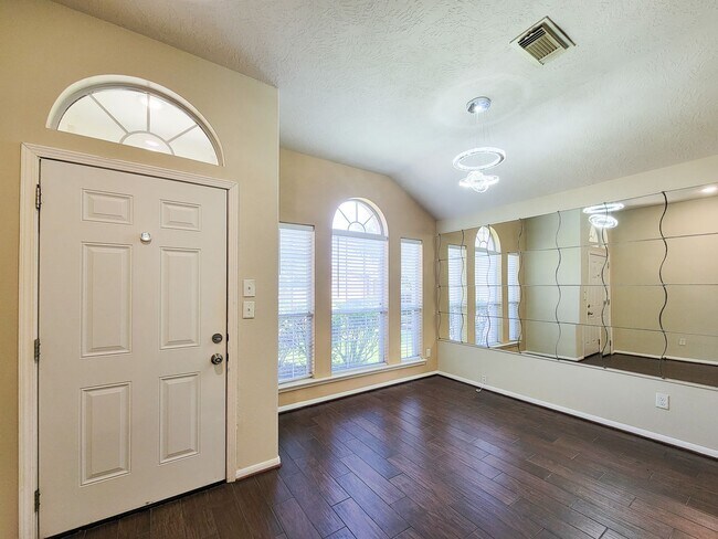 Foto del edificio - BEAUTIFUL 3 BEDROOM 2 BATH WITH WOOD TILE THROUGHOUT THE HOUSE!