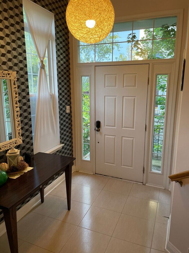 Foto del edificio - Three Bedroom Townhouse on Eisenhower Aven...