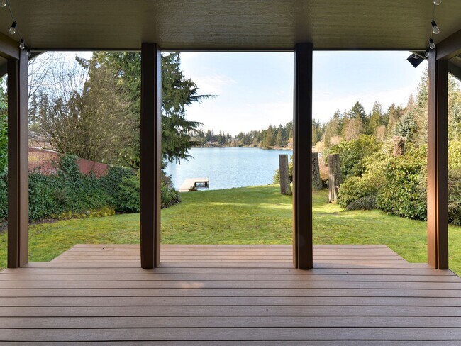 Foto del edificio - Views!!! Amazing Lakefront Executive Home ...