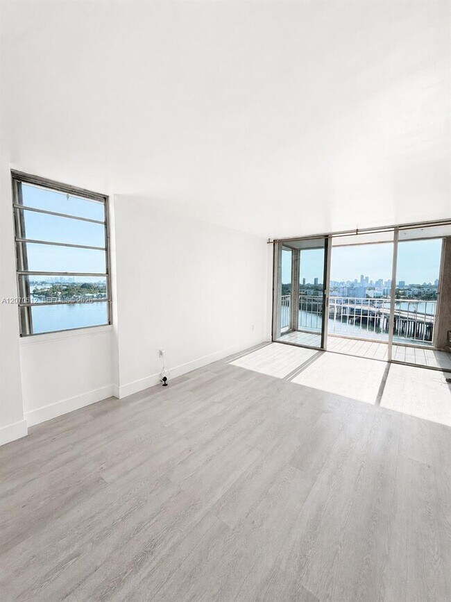 Foto del edificio - 1865 79th Street Causeway
