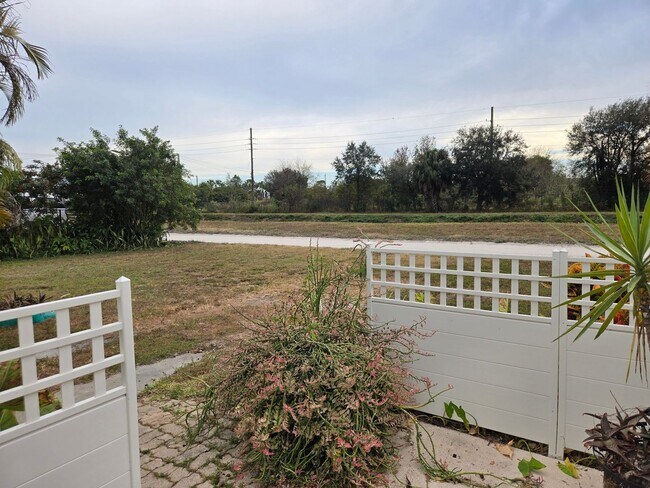 Building Photo - Charming 2BR Duplex in Wellington