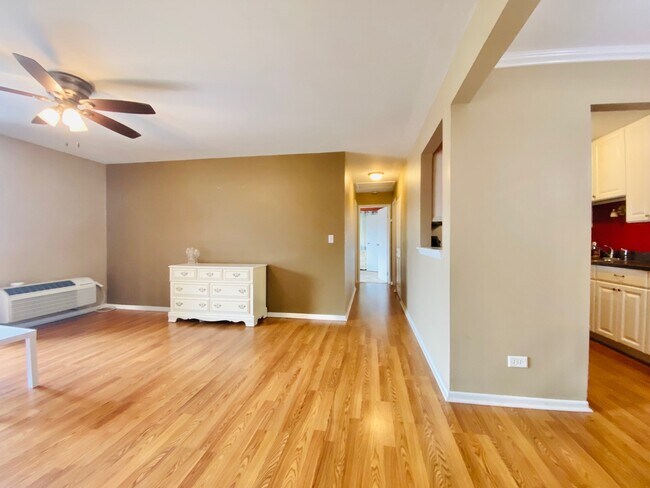 Building Photo - 800 N Lakeside Dr