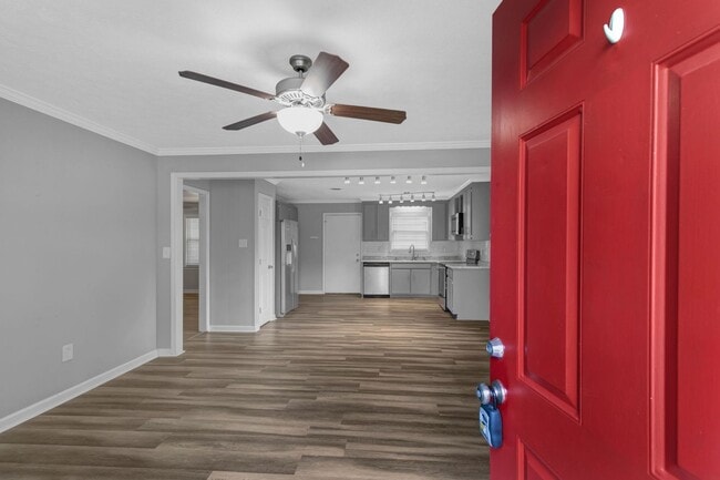 Building Photo - AVAILABLE NOW. 2 Bed 1 Bath Duplex. Locate...