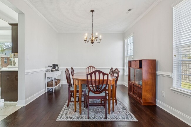 Building Photo - Bright, Clean & Convenient - Perfect 4 Bed...