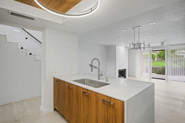 Building Photo - AVAILABLE NOW!! 2 Bedroom 3 Bathroom condo in Palm Springs!
