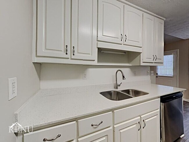 Building Photo - 928 Elijah Way