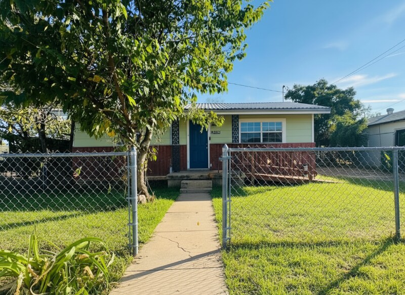 Foto principal - 741 W Ave Z