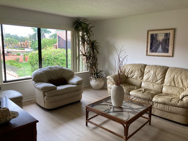 Foto del edificio - 114 Cypress Way E
