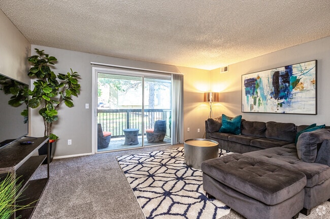 2BR, 1BA - 883 SF - Briarwood Gardens