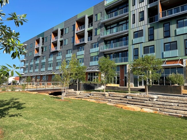 Building Photo - Lakeview Green