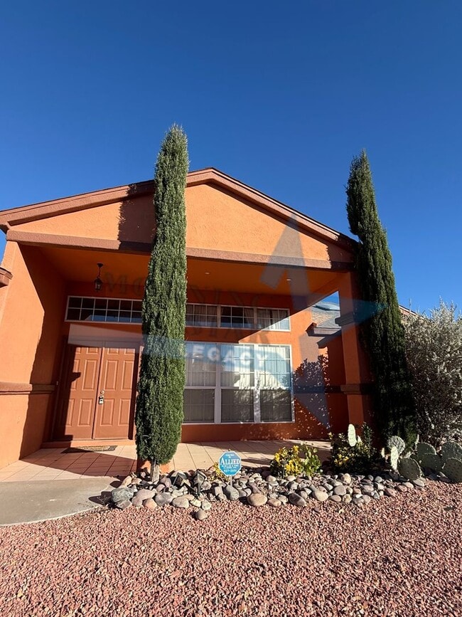 Foto del edificio - 4 bedroom, 4 bath house - Must see landscaping!