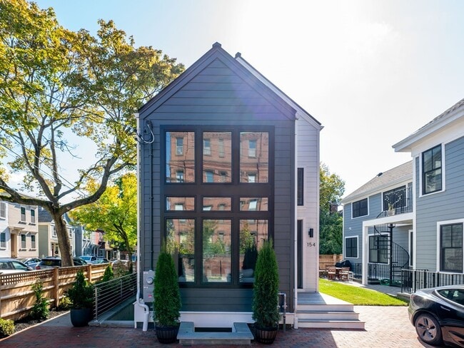 Building Photo - 154 Thorndike St