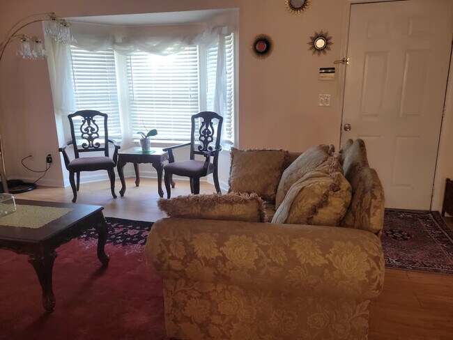 Foto del edificio - 305 Humble Rd