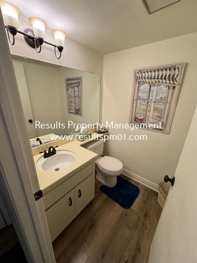 Building Photo - Hidden Roseville 3 Bed 2.5 Bath Gem