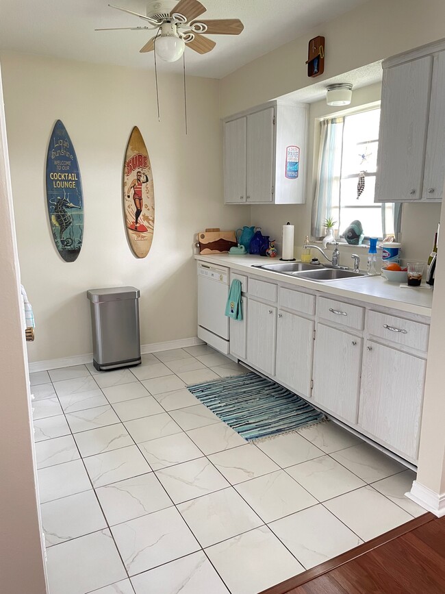 Kitchen - 6965 Avenue des Palais