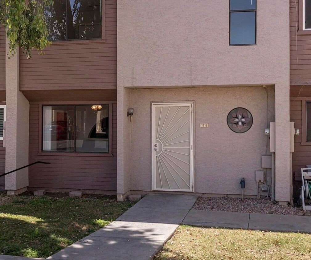 Building Photo - 1318 S Mitchell Dr