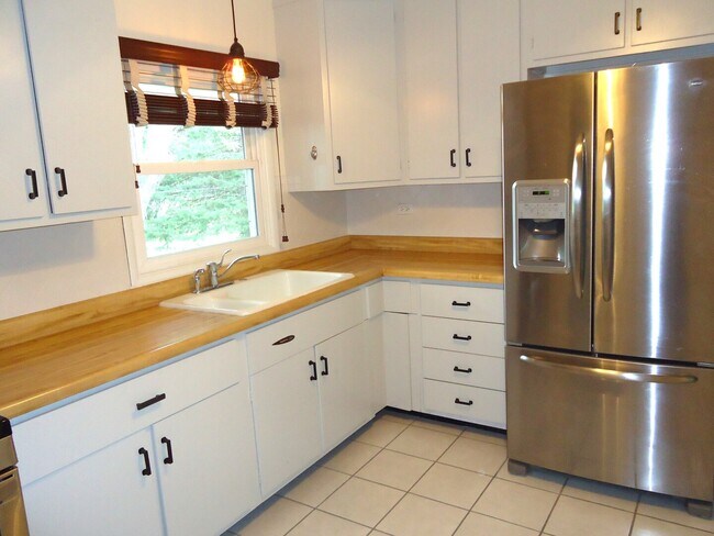 Foto del edificio - 680 White Pine Rd